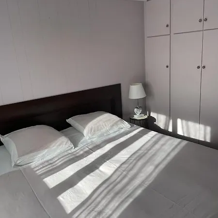 Du Debarquement. Maison Bord De Holiday home